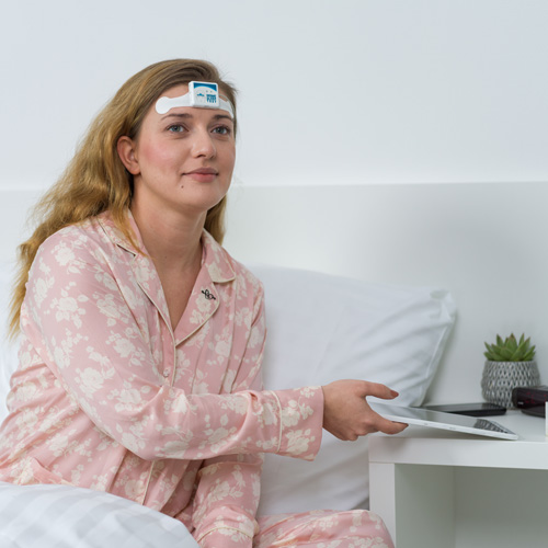 Patientin mit home-sleep-test und Tablet